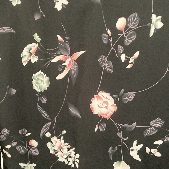 Black floral flowy top - Picture 2 of 5